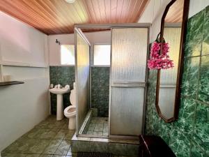 Ένα μπάνιο στο Iwa Zaru Seaview Studios Free Breakfast & Park Tour