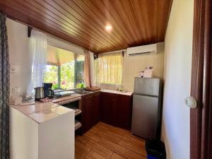 Η κουζίνα ή μικρή κουζίνα στο Iwa Zaru Seaview Studios Free Breakfast & Park Tour +25 φωτογραφίες