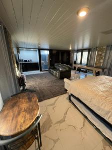 ein Schlafzimmer mit einem Bett, einem Tisch und einer Couch in der Unterkunft Hotel-Style Private Suite-Lake View-Gardens in Lake Wales