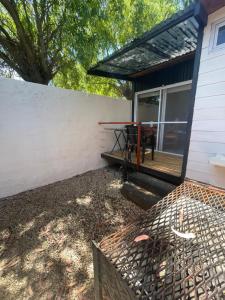 La Cabaña في سانتا كلارا ديل مار: حديقة خلفية مع طاولة نزهة وسياج +8 صور