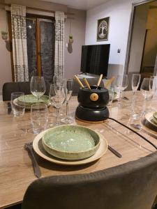 een tafel met borden en glazen erop bij Au Doubs lac in Malbuisson