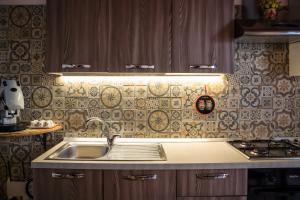 eine Küche mit Spüle und Herd in der Unterkunft Casuzze I Mori Museum Alloggi di Charme tra Mare Natura e Tradizione Siciliana in Marzamemi + 151 Fotos