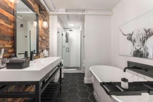 Ένα μπάνιο στο DerbyCity Plush Loft Gather in Style by Hollyhock +76 φωτογραφίες