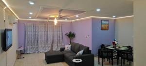 Posezení v ubytování Purple Springs Elmina #3