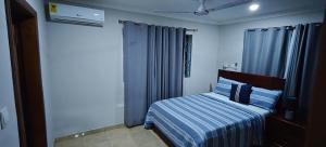 Postel nebo postele na pokoji v ubytování Purple Springs Elmina #3