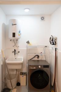 La Mar by Geko في ليما: حمام صغير مع مغسلة وغسالة ملابس