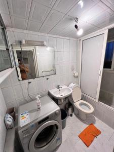 a bathroom with a washing machine and a sink at Tumsilt in Marrakesh