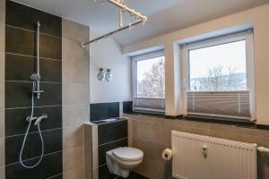 Et badeværelse på Wunderschöne große Ferienwohnung in Aue