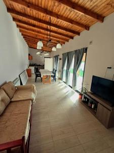 een woonkamer met een bank en een televisie bij Casa quinta - El descanso in Olavarría