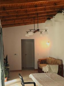 een woonkamer met een bank en een tafel bij Casa quinta - El descanso in Olavarría