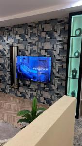 Una televisión o centro de entretenimiento en فلو ابارت