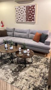 Un lugar para sentarse en فلو ابارت 2 fotos más