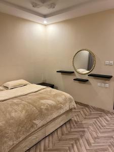 Una cama o camas en una habitación de فلو ابارت