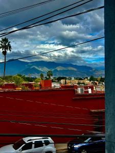 En generel udsigt til bjerge eller udsigt til bjerge taget fra pensionatet