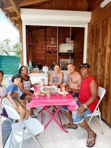 Гости Bungalow charmant au Moule avec piscine et jardin