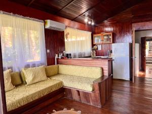 Η κουζίνα ή μικρή κουζίνα στο Iwa Zaru Seaview Studios Free Breakfast & Park Tour