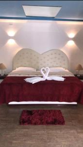 Pousada kite surf 77 في بوزيوس: غرفة نوم بها سرير مع شريطين أبيضين