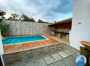 Pousada kite surf 77 في بوزيوس: حمام سباحة في الفناء الخلفي للمنزل