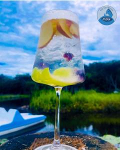 Pousada kite surf 77 في بوزيوس: وجود كأس من النبيذ على طاولة