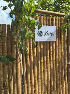 una recinzione con un cartello con i gattini sopra di Vila Kairós a Caraíva