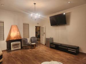 Et tv og/eller underholdning på Home Care Guest House