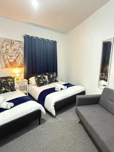 En eller flere senge i et værelse på County House - 5 Bedroom Deluxe Apartment