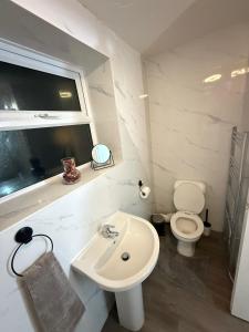 Et badeværelse på County House - 5 Bedroom Deluxe Apartment