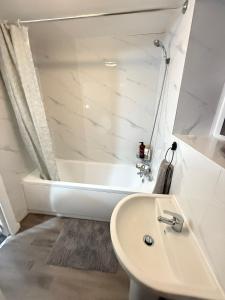 Et badeværelse på County House - 5 Bedroom Deluxe Apartment