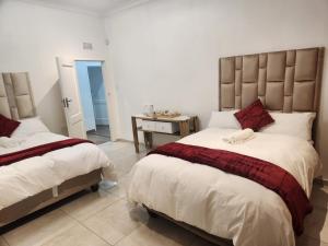 En eller flere senge i et værelse på Home Care Guest House