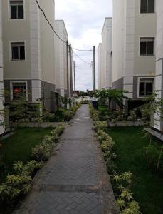 een leeg steegje tussen twee hoge gebouwen bij Recanto do Sol, 2 quartos, piscina ambiente tranquilo in Recife