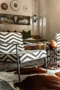 Posezení v ubytování Grace of Africa, Couples 5 STAR Nature Lodge