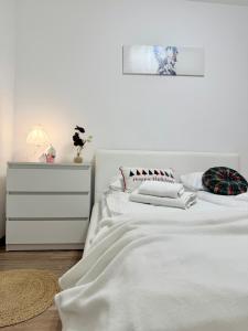 Postel nebo postele na pokoji v ubytování AL-Dom Apartamenty Apartament Anioł