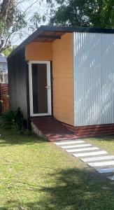 La Cabaña في سانتا كلارا ديل مار: سقيفة صغيرة مع باب وشرفة