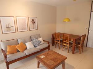 a living room with a couch and a table at Apartamento Cabo Frio 3Q in Cabo Frio
