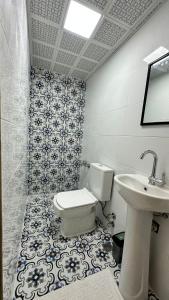 a bathroom with a toilet and a sink at Gürleyen Butik Otel in Küçük Çığlı