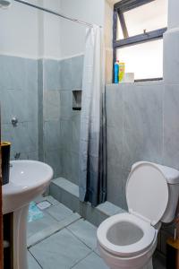 Ένα μπάνιο στο Cozy 1 bedroom with a pool +11 φωτογραφίες