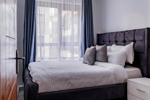 Ένα ή περισσότερα κρεβάτια σε δωμάτιο στο Cozy 1 bedroom with a pool