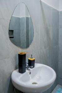 Ένα μπάνιο στο Cozy 1 bedroom with a pool