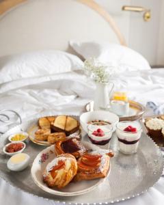 Auberge Willow Inn في Hudson: صينية طعام الافطار على السرير