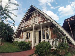 a house with a gambrel roof at Cabanna Hostel & Turismo in Candelária