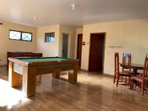 een pooltafel in het midden van een kamer bij Chácara Santa Edwiges in Campinas
