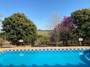 een zwembad in een tuin met bomen bij Chácara Santa Edwiges in Campinas