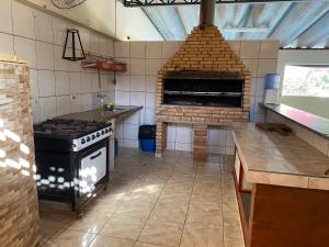 een keuken met een fornuis en een aanrecht. bij Chácara Santa Edwiges in Campinas
