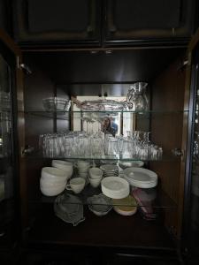 een plank met borden, kommen en glazen erop bij Яблунева садиба 