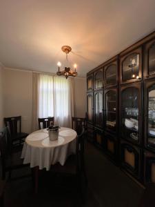 een eetkamer met een tafel en een kroonluchter bij Яблунева садиба 