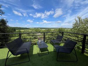 een tafel en stoelen op een balkon met uitzicht bij Яблунева садиба 