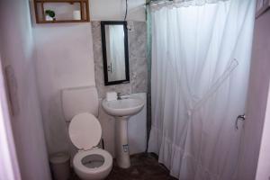 un piccolo bagno con un water e un lavandino di Tale Cabaña de campo a Huacalera