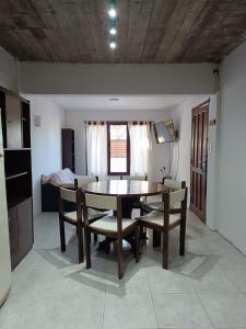een eettafel en stoelen in een kamer bij Casa Miramar in Miramar