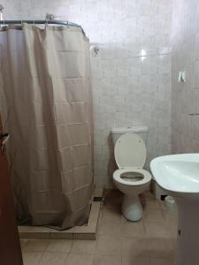 een badkamer met toilet en wastafel bij Casa Miramar in Miramar