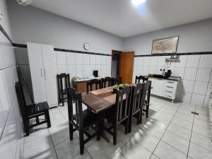 a kitchen and dining room with a table and chairs at Hotel Pousada Narandiba in Narandiba
